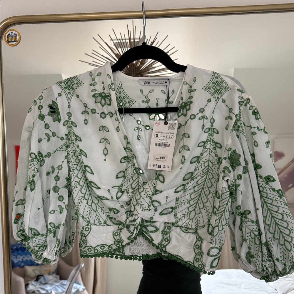 NWT Zara Embroidered Crop Top
Size Small